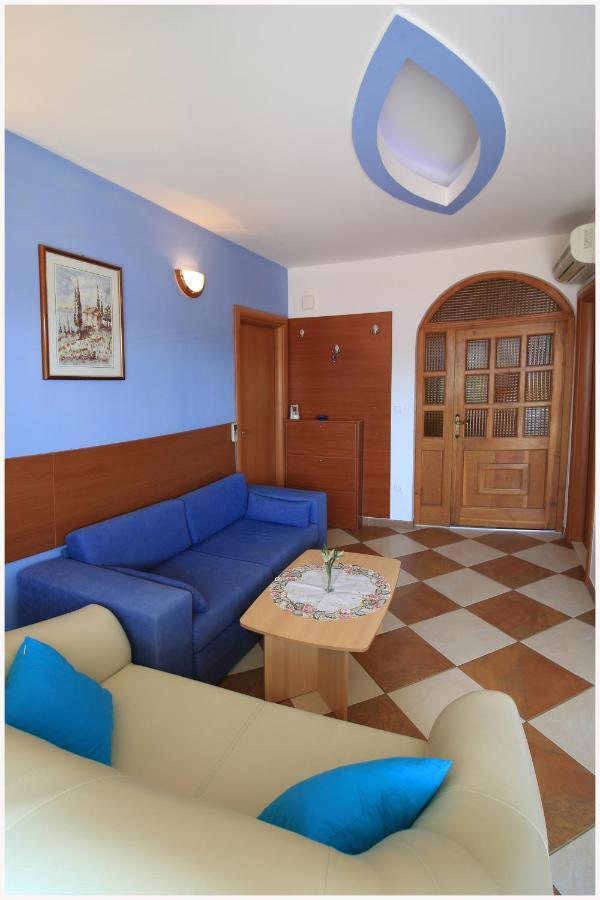 -Villa Sjor -Primosten-Apartmani- Has 2 Large Apartments And 2 Smaller Ones -Primosten Lokvice 6 מראה חיצוני תמונה