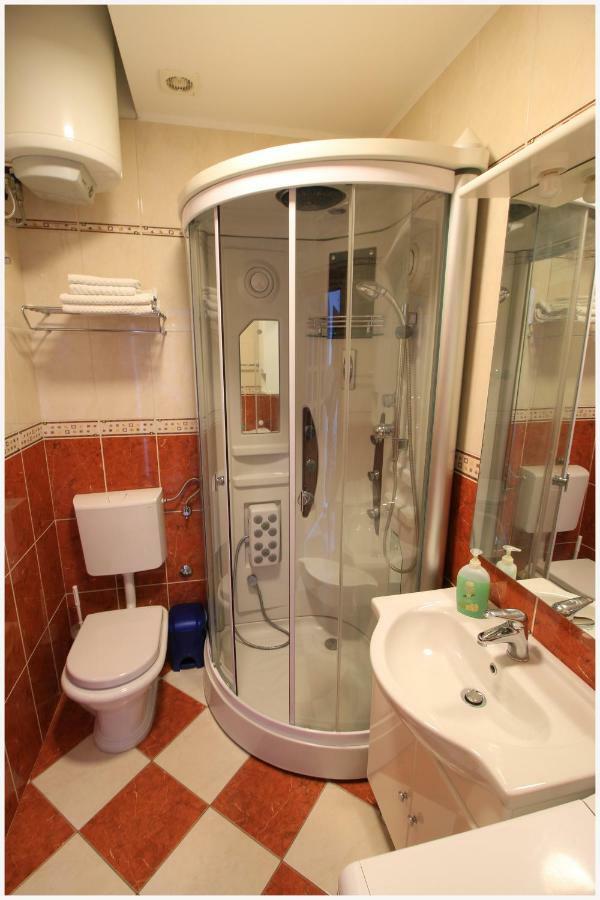 -Villa Sjor -Primosten-Apartmani- Has 2 Large Apartments And 2 Smaller Ones -Primosten Lokvice 6 מראה חיצוני תמונה