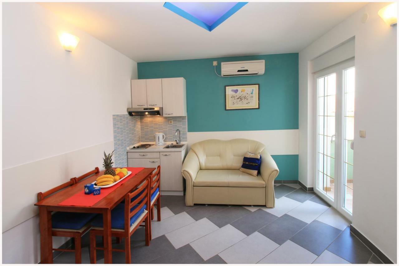 -Villa Sjor -Primosten-Apartmani- Has 2 Large Apartments And 2 Smaller Ones -Primosten Lokvice 6 מראה חיצוני תמונה
